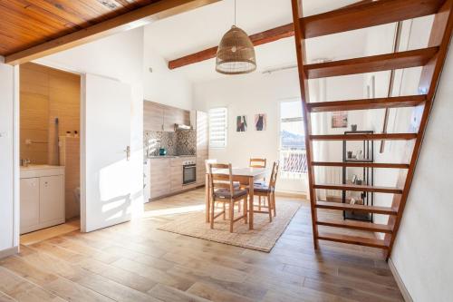 une cuisine et une salle à manger avec une table et des chaises dans l'établissement Saint PonsCocon au pied du Panier avec balcon, à Marseille