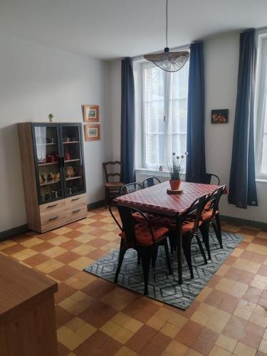 une salle à manger avec une table et des chaises dans l'établissement Maison en briques au 10, à Lamberville