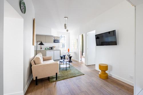 un salon avec un canapé et une table dans l'établissement 2Bedrooms # 4pers # Panthéon # La Sorbonne, à Paris