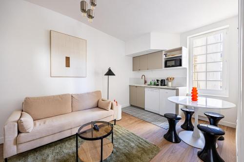 un salon avec un canapé et une table dans l'établissement 2Bedrooms # 4pers # Panthéon # La Sorbonne, à Paris