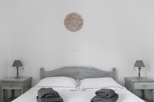 a bedroom with a bed with towels on it at Palos Studios in Livadion