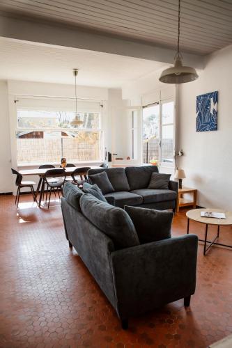 un salon avec un canapé et une table dans l'établissement Villa Anahita, à Lanton