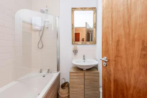 Ένα μπάνιο στο Harbour Sound Apartment, Ballycastle, Causeway Coast