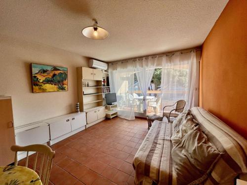 une chambre avec un lit, une table et une fenêtre dans l'établissement Appartement avec Terrasse, Clim, Parking Privé - Cavalaire-sur-Mer - FR-1-226B-153, à Cavalaire-sur-Mer