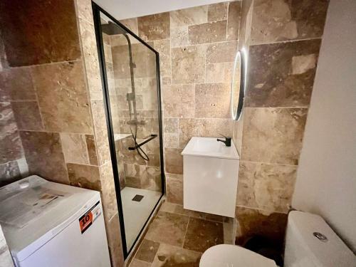 une petite salle de bain avec douche et toilettes dans l'établissement Appartement avec Terrasse, Clim, Parking Privé - Cavalaire-sur-Mer - FR-1-226B-153, à Cavalaire-sur-Mer