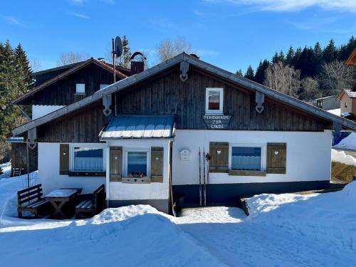a house with snow in front of it at Bayerwald-Ferienhaus in Philippsreut