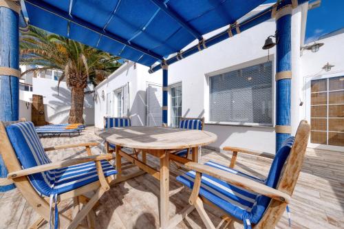 L Azdora La Concha Luxury House-shared pool