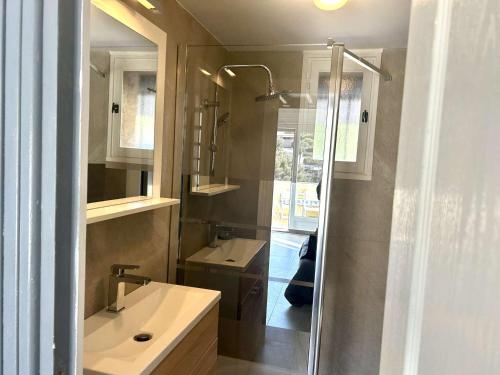 une salle de bain avec une douche, un lavabo et un miroir dans l'établissement Studio mezzanine climatisé proche plage avec terrasse et parking à Saint-Raphaël - FR-1-226A-162, à Saint-Raphaël