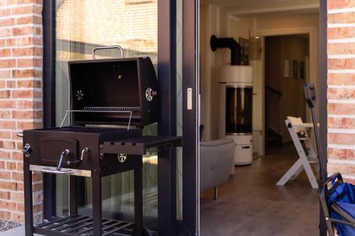 - un grill avec un ordinateur installé sur une table dans l'établissement Ankerglück, à Kellenhusen