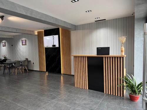 eine Lobby mit einem Tisch mit einem Laptop auf einem Podium in der Unterkunft Mony Hotel in Goris