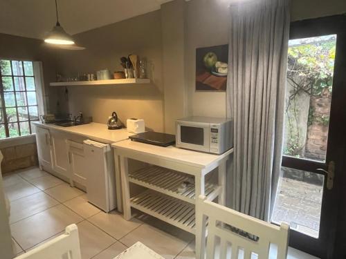 Una cocina o zona de cocina en By The Way Guesthouse