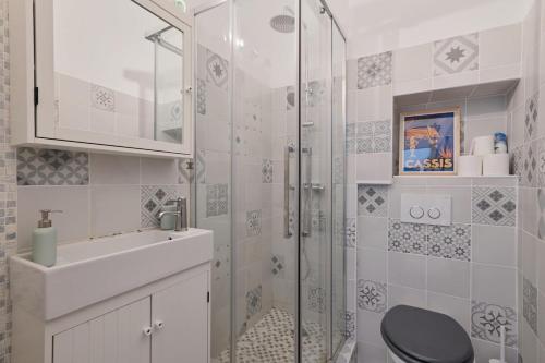 une salle de bain avec une douche, des toilettes et un lavabo dans l'établissement Decazes 2 Catalans petit nid à proximité de la plage, à Marseille