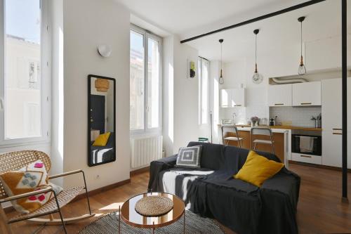 un salon avec un canapé et une cuisine dans l'établissement Decazes 2 Catalans petit nid à proximité de la plage, à Marseille