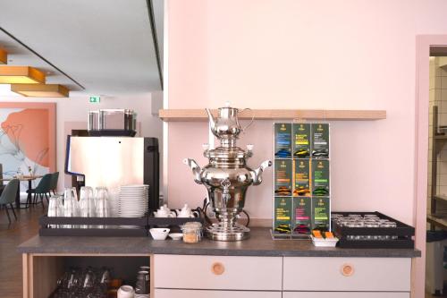 a kitchen with a silver trophy on a counter at Garner Hotel Essen - Handelshof by IHG in Essen