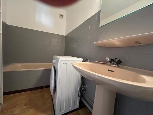 La salle de bains est pourvue d'un lavabo et d'un petit réfrigérateur. dans l'établissement Appart 2 pièces - cabine 4 couchages BANYULS SUR MER BN130-B45, à Banyuls-sur-Mer