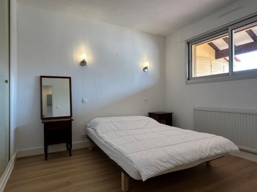 une chambre avec un lit, un miroir et une fenêtre dans l'établissement Appart 2 pièces - cabine 4 couchages BANYULS SUR MER BN130-B45, à Banyuls-sur-Mer