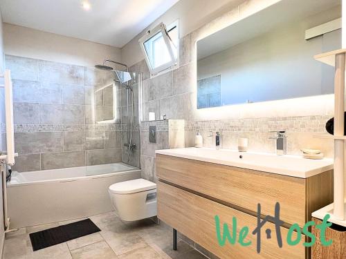 une salle de bain avec un lavabo, une baignoire et des toilettes dans l'établissement Marechal Aix en provence Rooftop City Center, à Aix-en-Provence