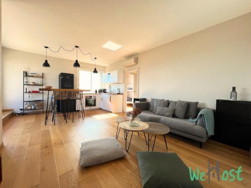 un salon avec un canapé et une table dans l'établissement Marechal Aix en provence Rooftop City Center, à Aix-en-Provence