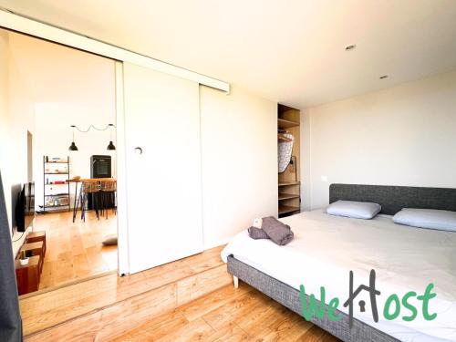 une chambre avec un lit et une paroi vitrée dans l'établissement Marechal Aix en provence Rooftop City Center, à Aix-en-Provence