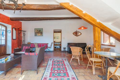 - un salon meublé avec une table dans l'établissement Conciergerie Chateau D'Allemagne, à Allemagne-en-Provence