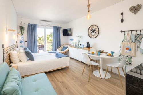Un pequeño dormitorio con una cama y una mesa. en Beach Glove Ericeira III, en Ericeira