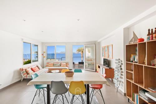 un salon avec une table et des chaises dans l'établissement Villa Antoine Appartement RDJ Vue mer CLiM Wifi parking plage 50m La Garonne, au Pradet