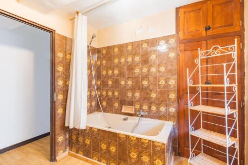un baño con bañera y ducha en Conciergerie Chateau D'Allemagne, en Allemagne-en-Provence