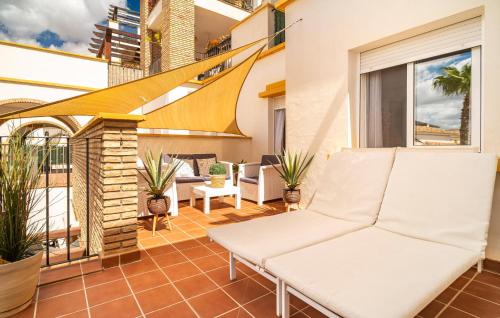 En balkon eller terrasse på 2 Bedroom Beautiful Apartment In Vera