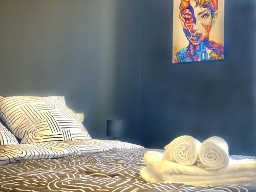 une chambre avec un lit avec des serviettes dessus dans l'établissement 