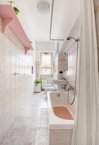a bathroom with a tub and a sink at Appartamento Centralissimo in Aprilia