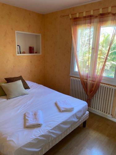 une chambre avec un lit blanc et une fenêtre dans l'établissement La Maison Des Fes Leynes, à Leynes