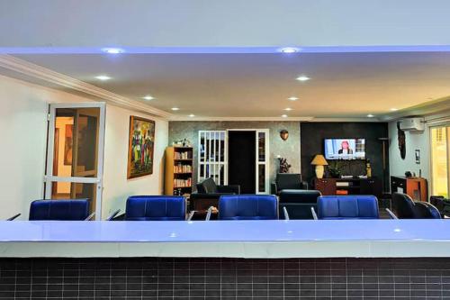 a waiting area with blue chairs in a waiting room at Vue ocean Almadies 300m2 3CH avec SDB Clim WiFi in Dakar