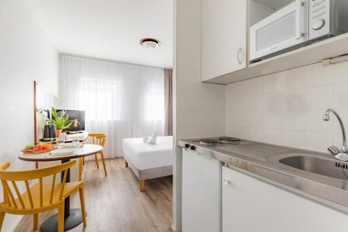 Кухня или мини-кухня в Appart'City Classic Blois
