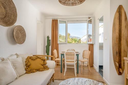 un salon avec un canapé et une table dans l'établissement Pomègues Large bright T3 and design, à Marseille