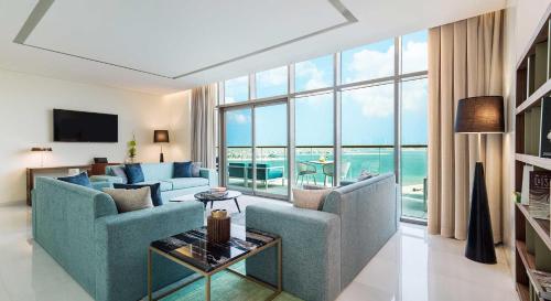 Μια τηλεόραση ή/και κέντρο ψυχαγωγίας στο Th8 Palm Dubai Beach Resort, Vignette Collection by IHG