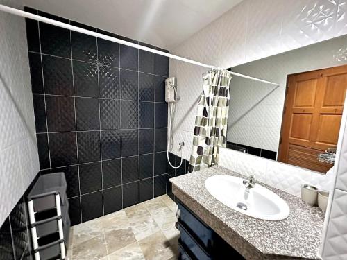 une salle de bains avec un lavabo et un miroir dans l'établissement Beach 7 Condo Pattaya 11, à Jomtien Beach