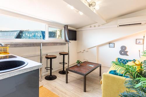 Homelivia, ATTIC ROOM -Mansardé sous les toits de Nice