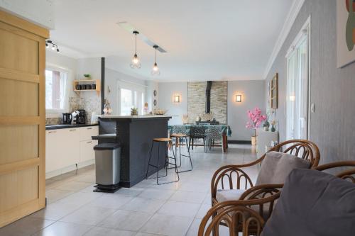 une cuisine et un salon avec un comptoir et des chaises dans l'établissement Maison Au Port De Lézardrieux, à Lézardrieux