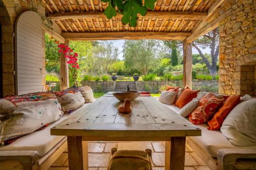 un salon avec un canapé et une table en bois dans l'établissement Villa Vynasa, à Ramatuelle