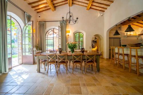 une grande salle à manger avec une table et des chaises dans l'établissement Villa Vynasa, à Ramatuelle