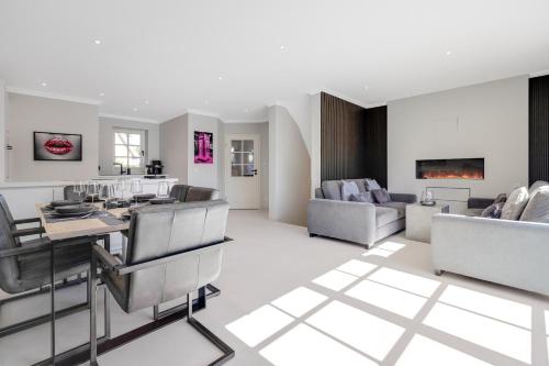 Landhaus Tannic في فينينغستيدت: غرفة طعام وغرفة معيشة مع طاولة وكراسي