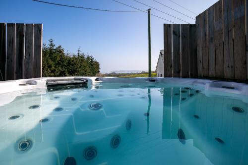 a hot tub in the backyard of a house at Maison de charme vue mer et jacuzzy in Langueux