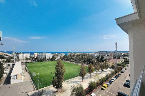 HENRI CAMILLE REAL ESTATE -ARMOR - Sea view big terrace sunny 1 bedroom