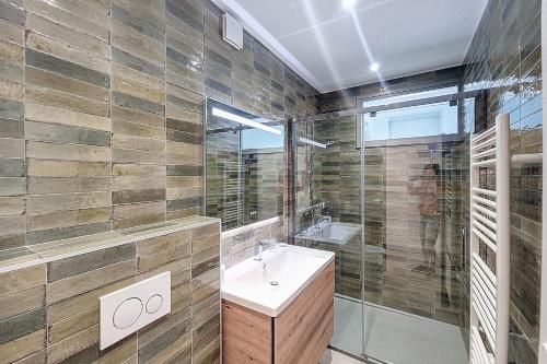 une salle de bain avec un lavabo et une douche dans l'établissement HENRI CAMILLE REAL ESTATE -ARMOR - Sea view big terrace sunny 1 bedroom, à Cannes