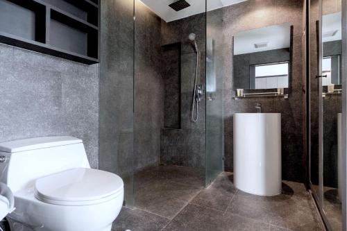 Ένα μπάνιο στο Tropics Kamala Hill View Suite CTG P610 near Beach and Fantasea