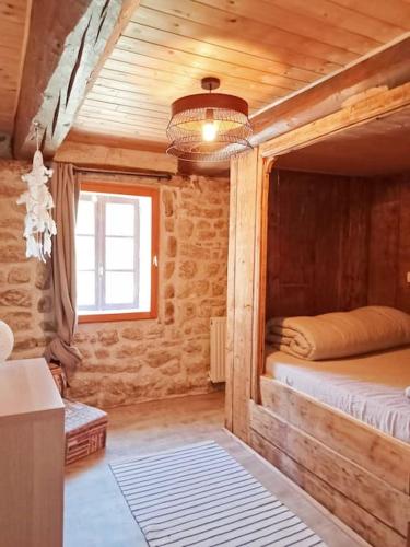 Cette chambre en bois comprend des lits superposés. dans l'établissement Le Chalet des Forêts Enchantées, à Saint-Anthème