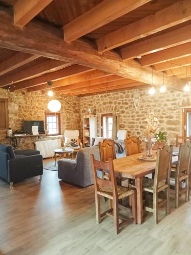 un salon avec une table et des chaises en bois dans l'établissement Le Chalet des Forêts Enchantées, à Saint-Anthème