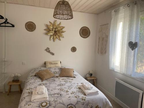 une chambre avec un lit et une fenêtre dans l'établissement L'aventurine NO, à Barbâtre