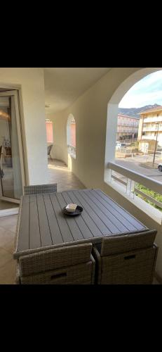 - une table dans une chambre avec vue sur un balcon dans l'établissement Appartement lumineux, à Calvi