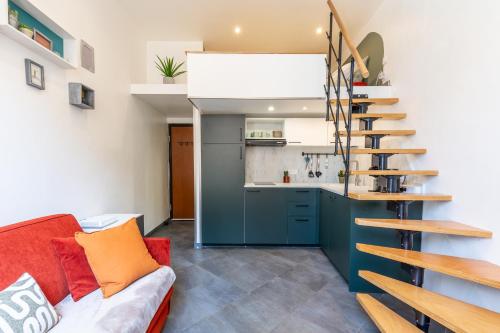 un salon avec un canapé rouge et une cuisine dans l'établissement Homelivia Av Jean Médecin, à Nice